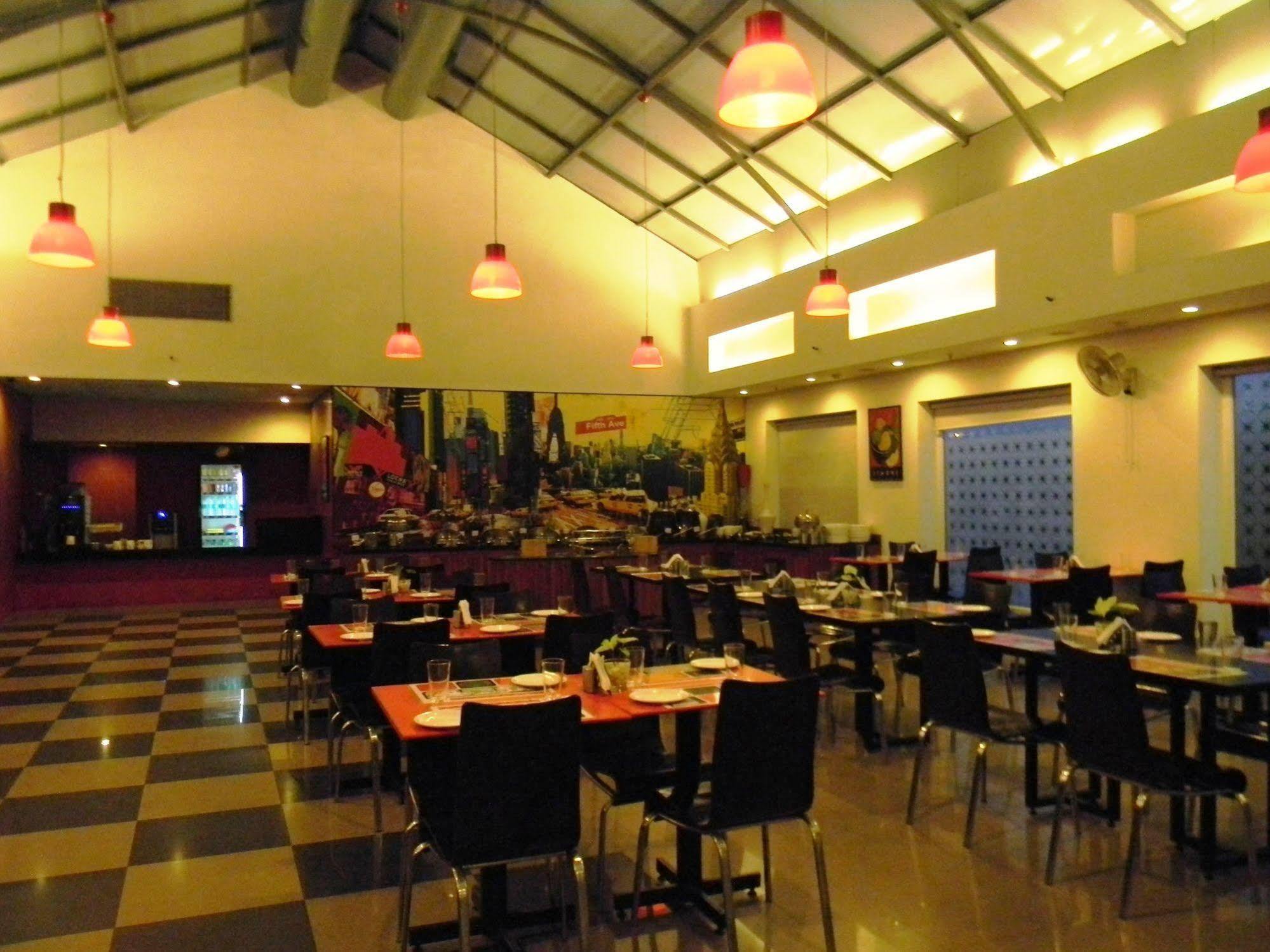 Red Fox By Lemon Tree Hotels, East Delhi Exterior photo