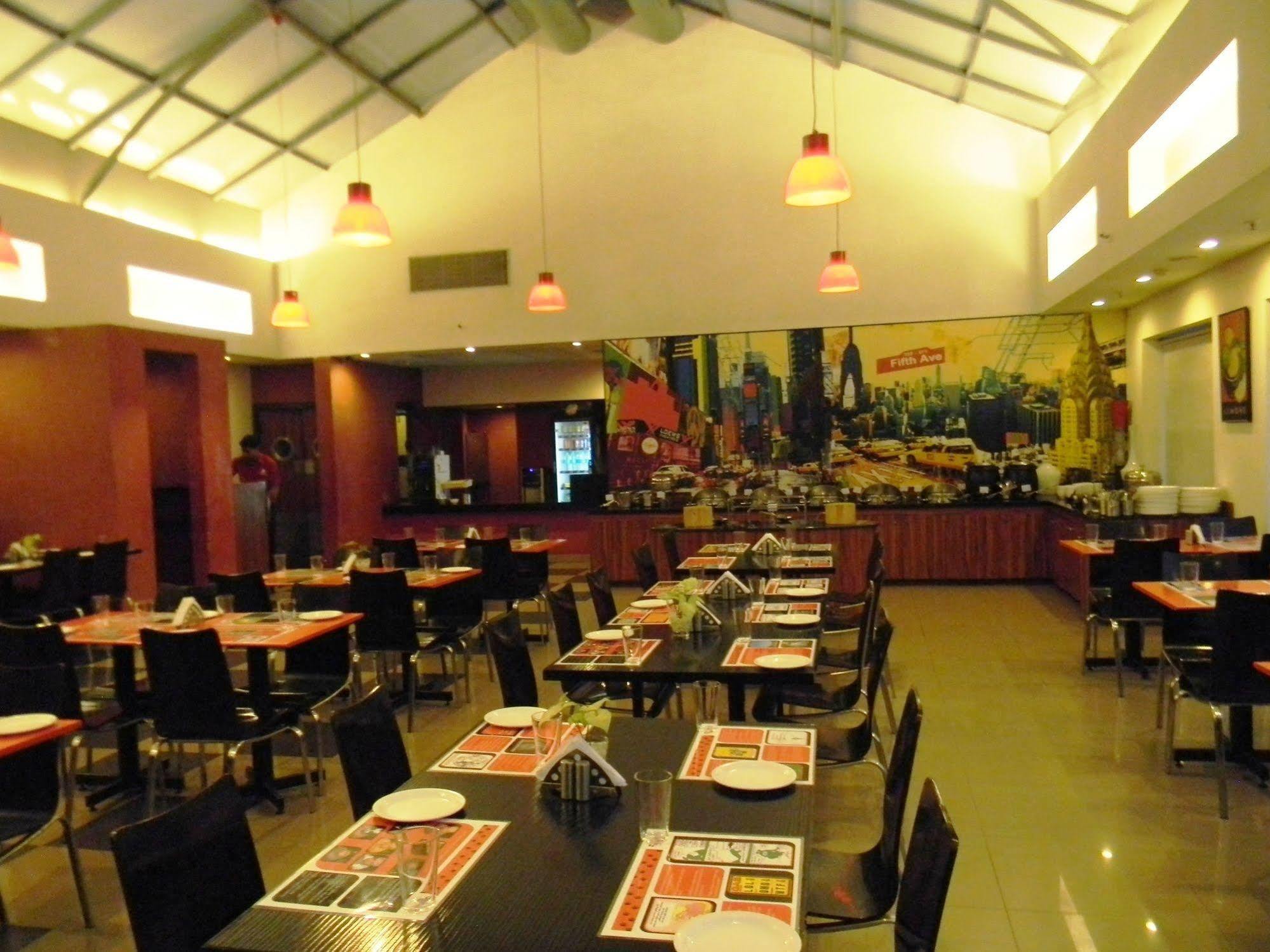 Red Fox By Lemon Tree Hotels, East Delhi Exterior photo